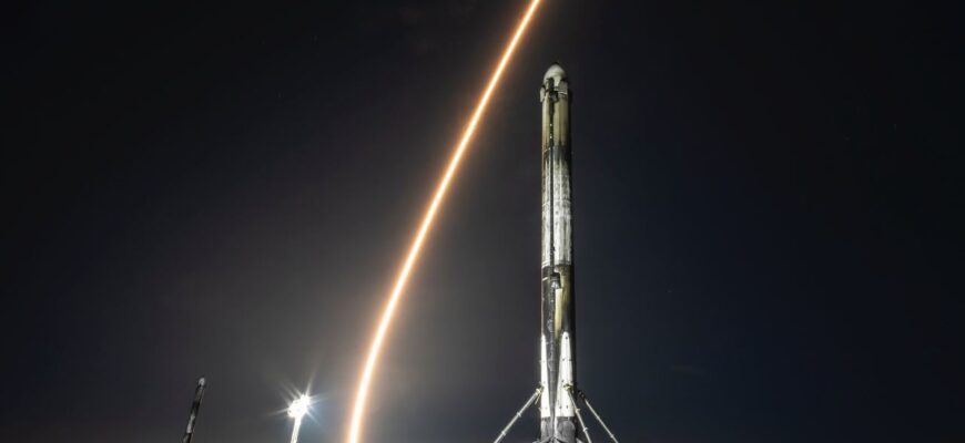 Космический двойной успех: ночь, когда SpaceX отправила две ракеты в невесомость